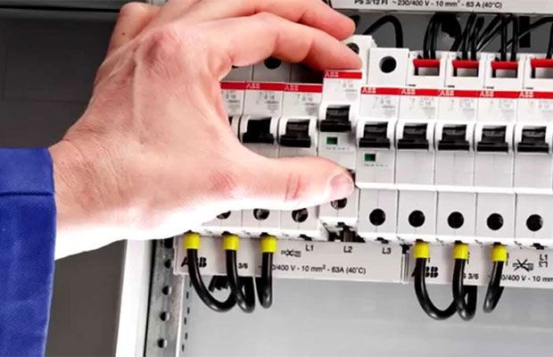 Холодильник выбивает электрические пробки или автоматы: причины и что делать