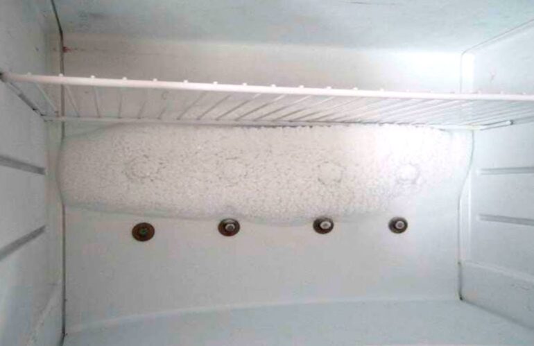 Почему в холодильнике на задней стенке намерзает лёд или снег?